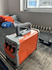 Machine à souder portable populaire personnalisée par le fabricant, directement de l'usine, soudeuse à <span class=keywords><strong>arc</strong></span> à carte unique AC220V/110V pour usage domestique - Product Image 5