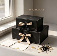 Boîte cadeau de luxe en papier rigide noir mat à double couche avec fermeture magnétique, matériaux recyclés, logo personnalisé, ligne dorée, ruban satiné et nœud
