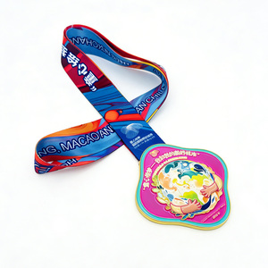 Medaglia Personalizzata in Lega di Zinco Placcata Oro con Design Cartoon Terra, Tema Angelo Moda Capodanno Sogno Bambinesco La Mia Bella Città - Product Image 3