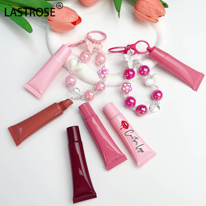Bonito tubo exprimidor de plástico rosa para brillo de labios Esencia de labios <span class=keywords><strong>Lipoil</strong></span> contenedor vacío con llavero embalaje cosmético para forma líquida - Product Image 1