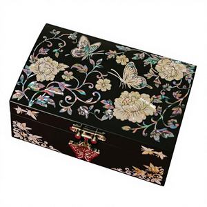 Organisateur de bijoux de luxe moderne en bois artisanal haut de gamme avec incrustation de nacre et motif floral gravé, forme personnalisable - Product Image 1