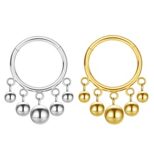 Anneau clicker sans soudure en acier inoxydable 316L avec breloques boule pendantes |   Bijoux de piercing pour le nez, le septum, l'hélix et le cartilage pour hommes et femmes - Product Image 1