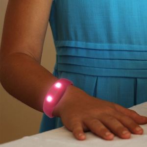 Bracelet LED en silicone multicolore écologique à piles, activé par vibration, pour événements promotionnels et fêtes - Product Image 2