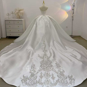 Robe de mariée en satin Lsjj125 à manches longues, avec appliques de dentelle perlées et traîne, Jancember - Product Image 5