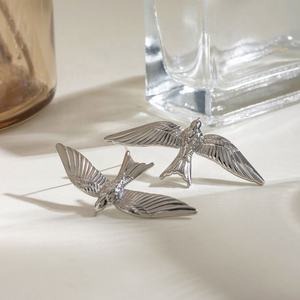 Boucles d'oreilles pendantes en forme d'oiseau rétro européen-américain en trois dimensions, en acier inoxydable non décolorant, avec sertissage à bélière - Product Image 2