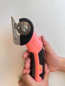 Petits ciseaux électriques pratiques pour couper film de sécurité 14/12mil, carton, papier, <span class=keywords><strong>cuir</strong></span>, tapis, avec lames <span class=keywords><strong>en</strong></span> acier de haute qualité chromées - Product Image 6