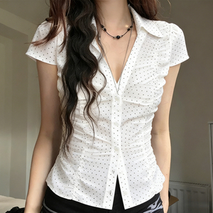 สไตล์ฝรั่งเศสแบบพรีปปี้ ลายจุด คอวี จับจีบเอว เสื้อแขนสั้นแบบพื้นฐาน สาวหวาน ดูอ่อนเยาว์ ใช้งานได้หลากหลาย เสื้อเชิ้ตลำลอง - Product Image 6