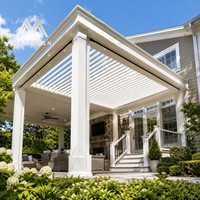 Pergola moderne en aluminium à lames orientables avec éclairage LED, toit motorisé étanche pour parking de villa et patio