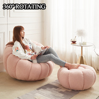 Fauteuil pivotant en sherpa de forme citrouille cannelé, couleur crème, de la marque Boconcept, avec repose-pieds