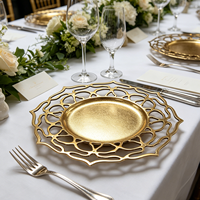 Assiette de service de luxe artistique contemporaine dorée ajourée à motif toile, durable pour la restauration fine moderne et les mariages
