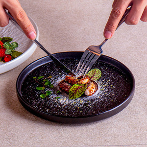 Plato <span class=keywords><strong>occidental</strong></span> de bistec de cerámica japonesa de gama alta, vajilla de cena de lujo con patrón de <span class=keywords><strong>roca</strong></span> blanca y <span class=keywords><strong>negra</strong></span> Simple para restaurantes creativos - Product Image 5
