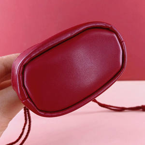 Bolsa de terciopelo rojo de lujo con logotipo personalizado para regalo de boda, con cordón y base redonda para collar - Product Image 4