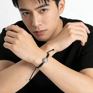 สร้อยข้อมือกีฬาทอมือสีดำ ปรับขนาดได้ พร้อมจี้วอลเลย์บอล เครื่องประดับสำหรับทุกเพศ - Product Image 2