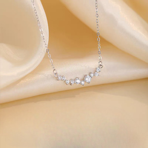 Collana girocollo con pietre scintillanti, elegante e minimalista, per donna - Product Image 1