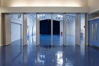 Cloison coulissante insonorisée pliable en mélamine moderne avec cadre en aluminium de 85 mm d'épaisseur pour les écoles, les salles de réunion, les hôpitaux