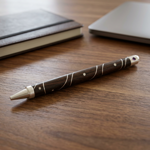 Crayon en bois artisanal avec incrustation argentée et accents grenat, instrument d'écriture durable, cadeau d'affaires, pointe gravée - Product Image 4