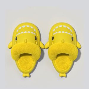 Chaussons d'hiver pour enfants et filles, design original, super confortables, avec intérieur en peluche amovible, forme de requin, plateforme. - Product Image 4