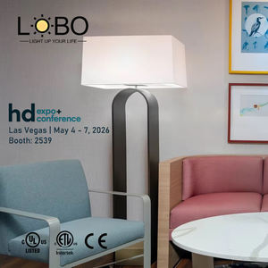 Listé UL Hilton Homewood Suites Hotel <span class=keywords><strong>Public</strong></span> Area <span class=keywords><strong>Lampadaire</strong></span> design en laiton foncé avec abat-jour carré en lin - Product Image 1
