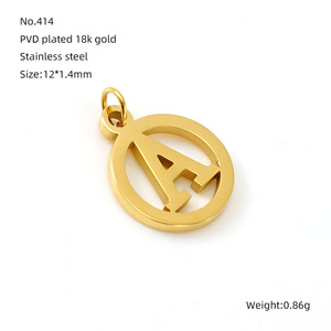Dijes de disco con letras iniciales de la A a la Z recortadas |   Colgantes de Letras del Alfabeto en Acero Inoxidable con Baño de Oro PVD de 18K |   Impermeable, Hipoalergénico y Resistente a la Decoloración - Product Image 6