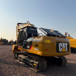 Excavatrice Caterpillar 320D d'occasion, 32 tonnes, grande capacité, avec pompe à engrenages, éprouvée pour le développement agricole et les infrastructures rurales, modèle 2024, 1m - Product Image 1