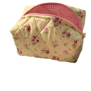 Bolsa de cosméticos de gran capacidad con estampado floral, diseño acolchado y cremallera, adecuada para uso transfronterizo, contiene artículos de tocador. - Product Image 4