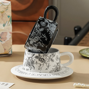 Taza de café de cerámica de 250 ml con diseño vintage de rosas, con platillo y caja de regalo para presentaciones. - Product Image 4