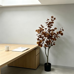 Elegante ramo de eucalipto preservado en tonos ámbar cálidos para centros de mesa de temporada durante todo el año - Product Image 5