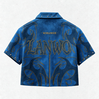 Veste OEM personnalisée en daim bleu avec motif tribal à lettres cloutées, manches courtes, fermeture éclair intégrale, col ouvert, coupe courte et ample