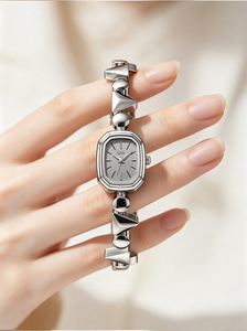 Reloj de pulsera para mujer con correa de acero dorada, cuarzo, resistente al agua, estilo retro de lujo. - Product Image 5