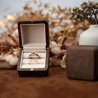 Boîte à bijoux carrée de luxe haut de gamme en cuir écologique avec doublure noire, moderne, pour ranger les bagues