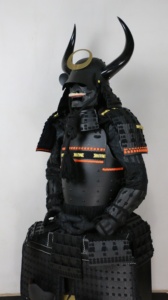 Traje <span class=keywords><strong>de</strong></span> Guerrero Japonés Yoroi <span class=keywords><strong>de</strong></span> Tamaño Real con Cuernos <span class=keywords><strong>de</strong></span> Toro para Exhibición o <span class=keywords><strong>Alquiler</strong></span> en Tiendas - Product Image 5