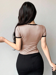 Camiseta Corta Sexy para Mujer, Color Rosa Polvoriento, con Ribete de Encaje Negro en Contraste, Cuello Redondo, Manga Corta, Ajustada al Cuerpo - Product Image 2