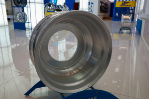 ล้ออลูมิเนียมอัลลอยด์ปลอมแปลงความแข็งแรงสูง19.5*6.75สภาพใหม่โครเมี่ยมและสีเงินสำหรับรถบรรทุกขนาดเบา - Product Image 2