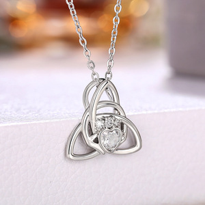Collana con ciondolo a forma di cuore per donna, catena a clavicola con cuore in mano, gioielli alla moda - Product Image 4