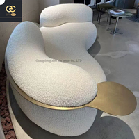Canapé design italien de luxe pour salon en velours d'agneau courbé et sable, canapé design créatif de luxe