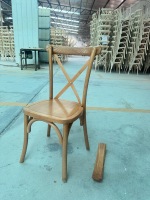Chaise en bois courbé empilable à dossier croisé en noyer, populaire pour les mariages et événements, avec coussin en rotin, vente en gros