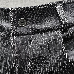 <span class=keywords><strong>Pantaloni</strong></span> in Pelle Sintetica Effetto Screpolato <span class=keywords><strong>Neri</strong></span> Oversize Stile Streetwear per <span class=keywords><strong>Uomo</strong></span> - Product Image 2