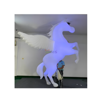 Cheval de saut géant volant à DEL avec ailes pour publicité extérieure, événement, fête et spectacle.