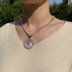 Colgante personalizado de latón con forma redonda y borde de circonia cúbica, collar con foto personalizada, regalo de memoria con imagen personalizada - Product Image 4