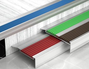 Profilé de marche antidérapant en PVC et alliage d'aluminium au design moderne, <span class=keywords><strong>bande</strong></span> de bordure de marche de haute qualité, épaisseur 5,5 mm, résistant à 66 000 cycles d'usure - Product Image 1