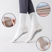 Chaussettes de yoga professionnelles à cinq doigts avec grip personnalisé, logo sur mesure, pour femmes, vente en gros d'usine