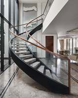 Escalier en arc sur mesure, design luxueux, garde-corps en verre cannelé avec marches en marbre