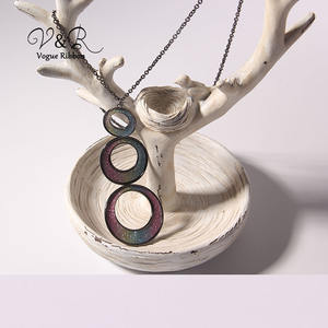 <span class=keywords><strong>V</strong></span> & R Qingdao Dessins Faits À La Main Triple Rond Paillettes Irisées Pendentif Long <span class=keywords><strong>Pull</strong></span> Collier Colliers En Alliage - Product Image 6