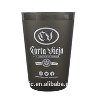Tasse flexible en plastique rouge givré (8), 1 pièce