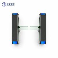 Portillon tournant à barrière hexagonale avec cadre géométrique, panneau oscillant transparent bleu à éclairage latéral pour hall de bureau