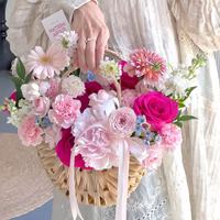 Panier à fleurs demi-lune en rotin tressé à la main pour arrangements floraux de vacances, bouquets et compositions florales