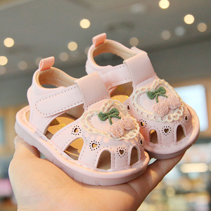 Vente en gros <span class=keywords><strong>de</strong></span> sandales grinçantes couvertes d'orteils d'été pour enfants chaussures <span class=keywords><strong>de</strong></span> bébé en caoutchouc souple pour les premiers <span class=keywords><strong>pas</strong></span> pour filles - Product Image 5
