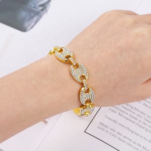 Matériau en alliage glacé avec <span class=keywords><strong>bracelet</strong></span> à chaîne cubaine en <span class=keywords><strong>grain</strong></span> <span class=keywords><strong>de</strong></span> <span class=keywords><strong>café</strong></span> Hip Hop 12mm - Product Image 3