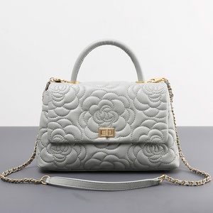 Sac à <span class=keywords><strong>bandoulière</strong></span> matelassé de luxe pour <span class=keywords><strong>femme</strong></span>, motif camélia, classique, moyen, avec rabat et chaîne, idéal pour le printemps - Product Image 1