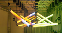 Éclairage de scène à tube triangulaire cinétique de plafond à LED pour spectacle de concert